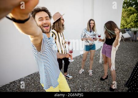 Amici alla moda che ballano all'aperto Foto Stock