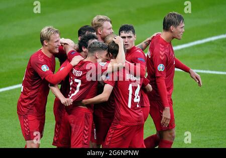 Il danese Mikkel Damsgaard festeggia il primo gol della partita con i suoi compagni di squadra durante la partita semifinale UEFA Euro 2020 al Wembley Stadium di Londra. Data immagine: Mercoledì 7 luglio 2021. Foto Stock