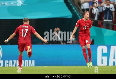 Il danese Mikkel Damsgaard (a destra) celebra il primo gol del gioco da un calcio di punizione durante la partita semifinale UEFA Euro 2020 al Wembley Stadium di Londra. Data immagine: Mercoledì 7 luglio 2021. Foto Stock