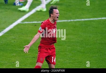 Il danese Mikkel Damsgaard celebra il primo gol della partita durante la partita semifinale UEFA Euro 2020 al Wembley Stadium di Londra. Data immagine: Mercoledì 7 luglio 2021. Foto Stock