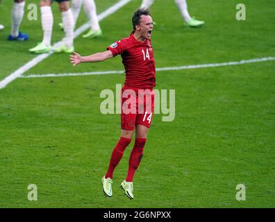 Il danese Mikkel Damsgaard celebra il primo gol della partita durante la partita semifinale UEFA Euro 2020 al Wembley Stadium di Londra. Data immagine: Mercoledì 7 luglio 2021. Foto Stock