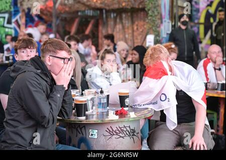 Digbeth, Birmingham 7 luglio 2021 i tifosi si si sentono entusiasti mentre la Danimarca segna contro l'Inghilterra nelle semifinali di Euro 2020. I fan hanno guardato sotto gli archi ferroviari al bar Big Fang popup nel centro di Birmingham. PIC di Stop Press Media/Alamy Live News Foto Stock