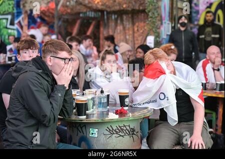 Digbeth, Birmingham 7 luglio 2021 i tifosi si si sentono entusiasti mentre la Danimarca segna contro l'Inghilterra nelle semifinali di Euro 2020. I fan hanno guardato sotto gli archi ferroviari al bar Big Fang popup nel centro di Birmingham. PIC di Stop Press Media/Alamy Live News Foto Stock