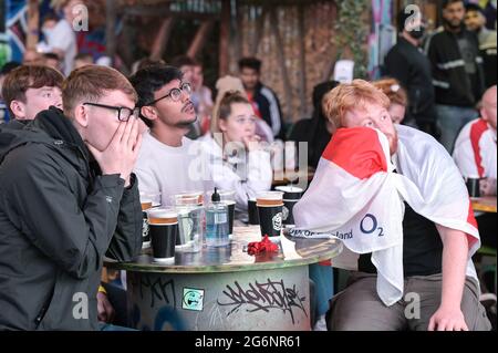 Digbeth, Birmingham 7 luglio 2021 i tifosi si si sentono entusiasti mentre la Danimarca segna contro l'Inghilterra nelle semifinali di Euro 2020. I fan hanno guardato sotto gli archi ferroviari al bar Big Fang popup nel centro di Birmingham. PIC di Stop Press Media/Alamy Live News Foto Stock