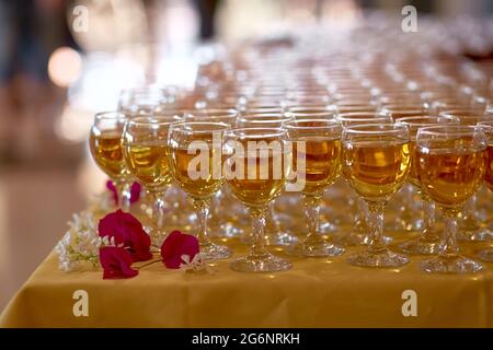 Un sacco di bicchieri di vino con fiori. Assortimento di vini diversi. Foto di alta qualità Foto Stock