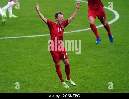 Il danese Mikkel Damsgaard celebra il primo gol della partita durante la partita semifinale UEFA Euro 2020 al Wembley Stadium di Londra. Data immagine: Mercoledì 7 luglio 2021. Foto Stock