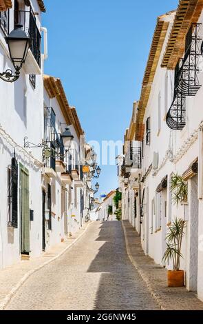 Vista tipica della città vecchia di Altea in Spagna. Bellissimo villaggio con stradine acciottolate, tipiche case bianche e lanterne, popolare turista Foto Stock