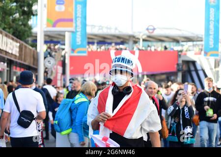 Londra, Regno Unito. 07 luglio 2021. I fan arrivano per la semifinale della Coppa europea tra Inghilterra e Danimarca a Wembley, Inghilterra Credit: SPP Sport Press Photo. /Alamy Live News Foto Stock