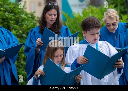 Brentwood Essex 7 luglio 2021 una messa Patrona all'aperto nelle rovine della vecchia Cappella di San Tommaso a Becket su Brentwood High Street. La messa celebra 800 anni dalla consacrazione della cappella. Questa è la prima messa nella cappella per circa cinquanta anni. Si è trattato di un evento surreale dato che era la stessa sera come la partita Inghilterra e bemused Inghilterra tifosi ha guidato e passato a piedi il servizio. Padre Mark North e Padre Matthew Austin Credit: Ian Davidson/Alamy Live News Foto Stock