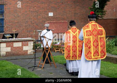 Brentwood Essex 7 luglio 2021 una messa Patrona all'aperto nelle rovine della vecchia Cappella di San Tommaso a Becket su Brentwood High Street. La messa celebra 800 anni dalla consacrazione della cappella. Questa è la prima messa nella cappella per circa cinquanta anni. Si è trattato di un evento surreale dato che era la stessa sera come la partita Inghilterra e bemused Inghilterra tifosi ha guidato e passato a piedi il servizio. Padre Mark North e Padre Matthew Austin Credit: Ian Davidson/Alamy Live News rovine della vecchia cappella di San Tommaso a Becket on Foto Stock