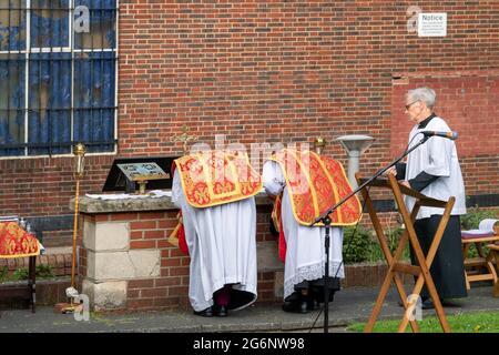 Brentwood Essex 7 luglio 2021 una messa Patrona all'aperto nelle rovine della vecchia Cappella di San Tommaso a Becket su Brentwood High Street. La messa celebra 800 anni dalla consacrazione della cappella. Questa è la prima messa nella cappella per circa cinquanta anni. Si è trattato di un evento surreale dato che era la stessa sera come la partita Inghilterra e bemused Inghilterra tifosi ha guidato e passato a piedi il servizio. Padre Mark North e Padre Matthew Austin Credit: Ian Davidson/Alamy Live News Foto Stock