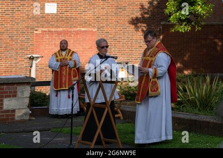 Brentwood Essex 7 luglio 2021 una messa Patrona all'aperto nelle rovine della vecchia Cappella di San Tommaso a Becket su Brentwood High Street. La messa celebra 800 anni dalla consacrazione della cappella. Questa è la prima messa nella cappella per circa cinquanta anni. Si è trattato di un evento surreale dato che era la stessa sera come la partita Inghilterra e bemused Inghilterra tifosi ha guidato e passato a piedi il servizio. Padre Mark North e Padre Matthew Austin Credit: Ian Davidson/Alamy Live News Foto Stock