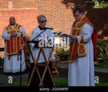 Brentwood Essex 7 luglio 2021 una messa Patrona all'aperto nelle rovine della vecchia Cappella di San Tommaso a Becket su Brentwood High Street. La messa celebra 800 anni dalla consacrazione della cappella. Questa è la prima messa nella cappella per circa cinquanta anni. Si è trattato di un evento surreale dato che era la stessa sera come la partita Inghilterra e bemused Inghilterra tifosi ha guidato e passato a piedi il servizio. Padre Mark North e Padre Matthew Austin Credit: Ian Davidson/Alamy Live News Foto Stock