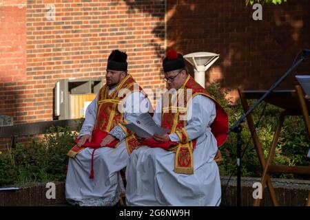 Brentwood Essex 7 luglio 2021 una messa Patrona all'aperto nelle rovine della vecchia Cappella di San Tommaso a Becket su Brentwood High Street. La messa celebra 800 anni dalla consacrazione della cappella. Questa è la prima messa nella cappella per circa cinquanta anni. Si è trattato di un evento surreale dato che era la stessa sera come la partita Inghilterra e bemused Inghilterra tifosi ha guidato e passato a piedi il servizio. Padre Mark North e Padre Matthew Austin Credit: Ian Davidson/Alamy Live News Foto Stock