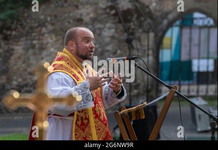 Brentwood Essex 7 luglio 2021 una messa Patrona all'aperto nelle rovine della vecchia Cappella di San Tommaso a Becket su Brentwood High Street. La messa celebra 800 anni dalla consacrazione della cappella. Questa è la prima messa nella cappella per circa cinquanta anni. Si è trattato di un evento surreale dato che era la stessa sera come la partita Inghilterra e bemused Inghilterra tifosi ha guidato e passato a piedi il servizio. Padre Mark North e Padre Matthew Austin Credit: Ian Davidson/Alamy Live News Foto Stock