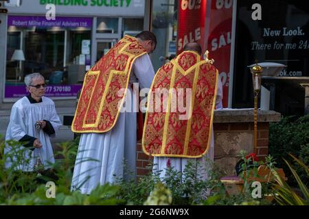 Brentwood Essex 7 luglio 2021 una messa Patrona all'aperto nelle rovine della vecchia Cappella di San Tommaso a Becket su Brentwood High Street. La messa celebra 800 anni dalla consacrazione della cappella. Questa è la prima messa nella cappella per circa cinquanta anni. Si è trattato di un evento surreale dato che era la stessa sera come la partita Inghilterra e bemused Inghilterra tifosi ha guidato e passato a piedi il servizio. Padre Mark North e Padre Matthew Austin Credit: Ian Davidson/Alamy Live News Foto Stock