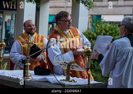 Brentwood Essex 7 luglio 2021 una messa Patrona all'aperto nelle rovine della vecchia Cappella di San Tommaso a Becket su Brentwood High Street. La messa celebra 800 anni dalla consacrazione della cappella. Questa è la prima messa nella cappella per circa cinquanta anni. Si è trattato di un evento surreale dato che era la stessa sera come la partita Inghilterra e bemused Inghilterra tifosi ha guidato e passato a piedi il servizio. Padre Mark North e Padre Matthew Austin Credit: Ian Davidson/Alamy Live News Foto Stock