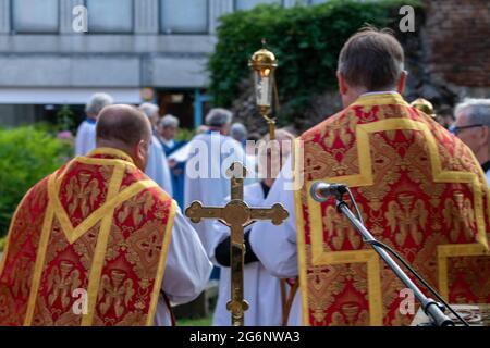 Brentwood Essex 7 luglio 2021 una messa Patrona all'aperto nelle rovine della vecchia Cappella di San Tommaso a Becket su Brentwood High Street. La messa celebra 800 anni dalla consacrazione della cappella. Questa è la prima messa nella cappella per circa cinquanta anni. Si è trattato di un evento surreale dato che era la stessa sera come la partita Inghilterra e bemused Inghilterra tifosi ha guidato e passato a piedi il servizio. Padre Mark North e Padre Matthew Austin Credit: Ian Davidson/Alamy Live News Foto Stock