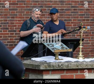 Brentwood Essex 7 luglio 2021 una messa Patrona all'aperto nelle rovine della vecchia Cappella di San Tommaso a Becket su Brentwood High Street. La messa celebra 800 anni dalla consacrazione della cappella. Questa è la prima messa nella cappella per circa cinquanta anni. Si è trattato di un evento surreale dato che era la stessa sera come la partita Inghilterra e bemused Inghilterra tifosi ha guidato e passato a piedi il servizio. Padre Mark North e Padre Matthew Austin Credit: Ian Davidson/Alamy Live News Foto Stock