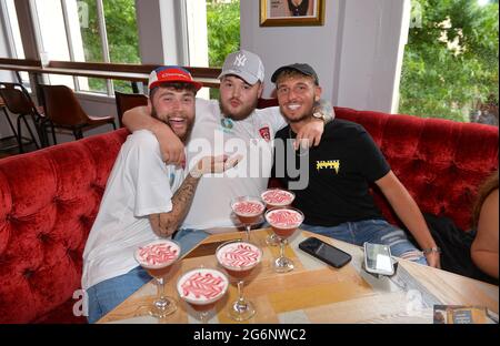 Leicester, Leicestershire, Regno Unito 7 luglio 2021. Notizie del Regno Unito. Gli appassionati di calcio guardano l'Inghilterra contro la Danimarca alla Queen of Bradgate nel centro di Leicester. Alex Hannam/Alamy Live News Foto Stock