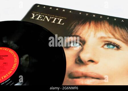 Yentl è un film di dramma musicale romantico americano del 1983 con la partecipazione di Barbra Streisand. Album colonna sonora su disco LP vinile. Copertina album Foto Stock