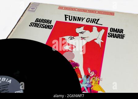 Funny Girl è un film biografico musicale comico-drammatico del 1968 diretto da William Wyler. Album colonna sonora su disco LP vinile. Copertina album Foto Stock