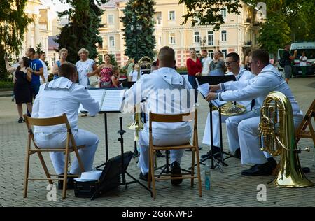 Il quintetto di ottone della US Navy della US 6-th Fleet Orchestra suona sulla piazza Dumskaya di Odessa, Ucraina. Estate, luce naturale. Foto Stock