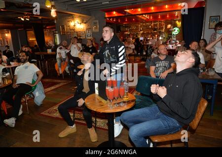 Leicester, Leicestershire, Regno Unito 7 luglio 2021. Notizie del Regno Unito. Gli appassionati di calcio guardano l'Inghilterra contro la Danimarca alla Queen of Bradgate nel centro di Leicester. Alex Hannam/Alamy Live News Foto Stock