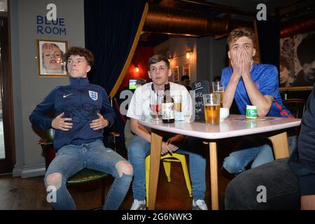 Leicester, Leicestershire, Regno Unito 7 luglio 2021. Notizie del Regno Unito. Gli appassionati di calcio guardano l'Inghilterra contro la Danimarca alla Queen of Bradgate nel centro di Leicester. Alex Hannam/Alamy Live News Foto Stock