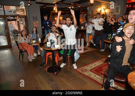 Leicester, Leicestershire, Regno Unito 7 luglio 2021. Notizie del Regno Unito. Gli appassionati di calcio guardano l'Inghilterra contro la Danimarca alla Queen of Bradgate nel centro di Leicester. Alex Hannam/Alamy Live News Foto Stock