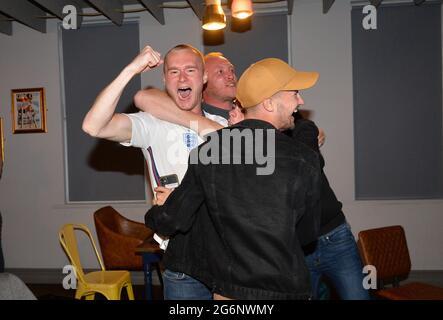 Leicester, Leicestershire, Regno Unito 7 luglio 2021. Notizie del Regno Unito. Gli appassionati di calcio guardano l'Inghilterra contro la Danimarca alla Queen of Bradgate nel centro di Leicester. Alex Hannam/Alamy Live News Foto Stock