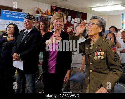 7 luglio 2021, Milwaukee, Wisconsin, U.S: Dr. DAVID TOY (da destra a sinistra), IL SENATORE statunitense TAMMY BALDWIN, ALEX KOLANDER, Comandante della Legione americana Post 449, e rappresentante regionale di Baldwin, VANESSA L. LLANAS si levano in piedi come hanno recitato l'impegno di Allegiance durante la cerimonia di apertura. Il senatore statunitense Tammy Baldwin, l'Organizzazione del Capitolo Cinese Americani-Wisconsin e il Club Cinese dell'Età d'Oro di Milwaukee Honoured.DR. DAVID TOY, 97, mercoledì 7 luglio 2021, riceve la Medaglia di Servizio dei veterani della seconda guerra mondiale cinese-americana alla Chiesa Battista della Comunità cinese a Milwaukee. DR. DAVID Foto Stock