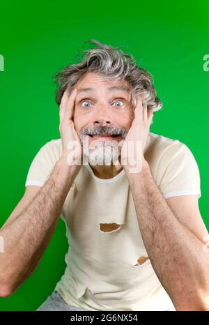 Povero uomo caucasico maturo ottenuto bloccato in gravi problemi, sensazione di ansia Foto Stock