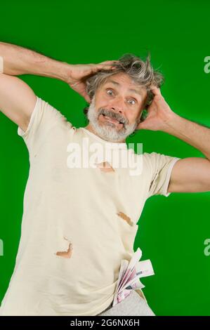 uomo maturo senza speranza con molto denaro in tasca Foto Stock