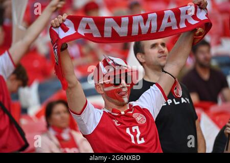 Fan danesi nel fan block, con foulard e vernice viso, allegria, caratteristica, foto simbolica, motivo bordo, Semifinali, partita M50, Inghilterra (ENG) - Danimarca (DEN) su 07.07.2021 a Londra/Wembley Stadium. Football EM 2020 dal 06/11/2021 al 07/11/2021. ÃÂ Foto Stock