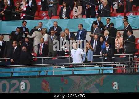 Vista della casella VIP, nel conte primo ministro Boris JOHNSON con la moglie Carrie SYMONDS, ha lasciato il principe WILLIAM, feature, simbolo foto, bordo motivo, Semifinali, partita M50, Inghilterra (ENG) - Danimarca (DEN) su 07.07.2021 a Londra/Wembley Stadium. Football EM 2020 dal 06/11/2021 al 07/11/2021. ÃÂ Foto Stock