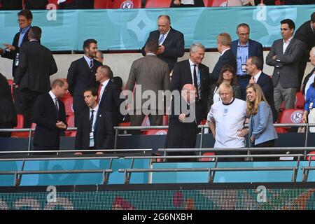 Vista della casella VIP, nel conte primo ministro Boris JOHNSON con la moglie Carrie SYMONDS, ha lasciato il principe WILLIAM, feature, simbolo foto, bordo motivo, Semifinali, partita M50, Inghilterra (ENG) - Danimarca (DEN) su 07.07.2021 a Londra/Wembley Stadium. Football EM 2020 dal 06/11/2021 al 07/11/2021. ÃÂ Foto Stock