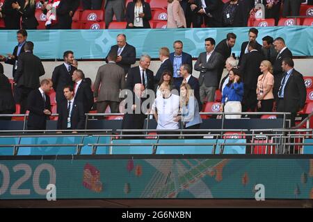 Vista della casella VIP, nel conte primo ministro Boris JOHNSON con la moglie Carrie SYMONDS, ha lasciato il principe WILLIAM, feature, simbolo foto, bordo motivo, Semifinali, partita M50, Inghilterra (ENG) - Danimarca (DEN) su 07.07.2021 a Londra/Wembley Stadium. Football EM 2020 dal 06/11/2021 al 07/11/2021. ÃÂ Foto Stock