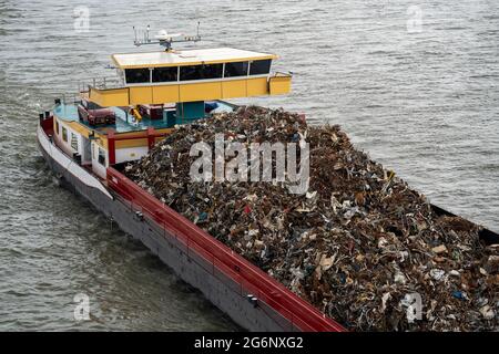 Nave da carico sul Reno vicino a Duisburg, caricata con rottame di metallo, NRW, Germania Foto Stock