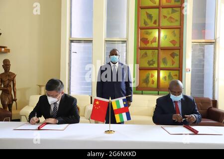 (210707) -- BANGUI, 7 luglio 2021 (Xinhua) -- Presidente della Repubblica Centrafricana (CAR) Faustin-Archange Touadera (C) testimonia una cerimonia di consegna dei vaccini COVID-19 donati dalla Cina a Bangui, Repubblica Centrafricana, il 6 luglio 2021. Il governo della Repubblica Centrafricana (CAR) ha ricevuto martedì una partita di vaccino COVID-19 donata dalla Cina. (Ambasciata cinese IN AUTO/consegna via Xinhua) Foto Stock