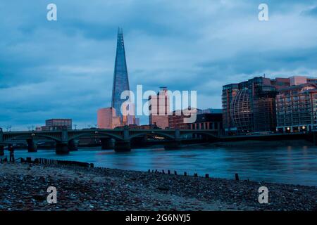 Lo Shard nel centro di Londra a Dusk riflette nel Tamigi. Fotografia del paesaggio urbano dell'iconico Shard e Shangri-la Hotel. Grattacielo. Foto Stock