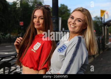 Newcastle upon Tyne, Regno Unito, 7th luglio 2021, Inghilterra Fans, Euro 2020 Football tournament Fever grip Inghilterra Fans a Newcastle upon Tyne, Inghilterra play Danimarca in Euro 2020 semifinale, Credit: DEW/Alamy Live News Foto Stock