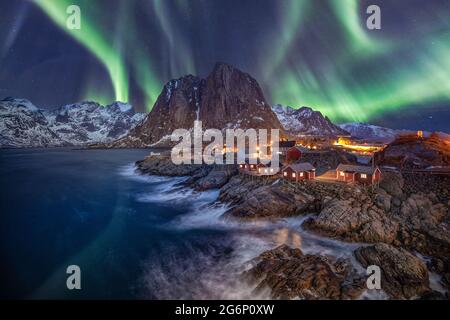 Aurora Borealis (Polarlights) sopra Hamnoy nei Lofots, Norvegia Foto Stock