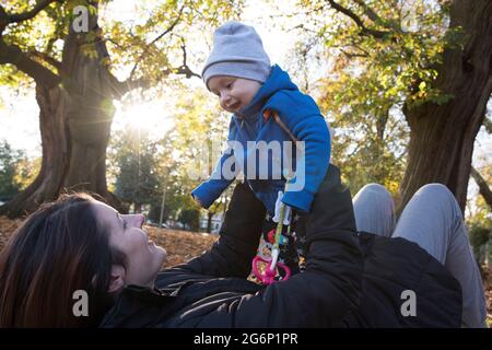 Una madre con il suo bambino in un parco Foto Stock