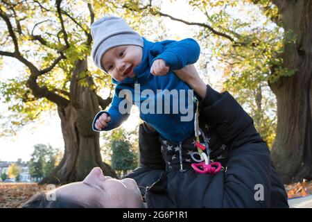 Una madre con il suo bambino in un parco Foto Stock