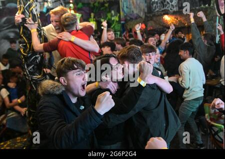 Digbeth, Birmingham, Regno Unito 7 luglio 2021 i tifosi festeggiano un gol contro la Danimarca nei tempi supplementari delle semifinali di Euro 2020. I tifosi hanno eruttato mentre guardavano al bar popup Big Fang sotto gli archi ferroviari nel centro di Birmingham. Fig. Per credito: Interrompi stampa Media/Alamy Live News Foto Stock