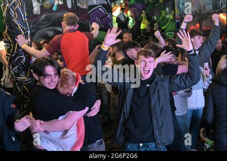 Digbeth, Birmingham, Regno Unito 7 luglio 2021 i tifosi festeggiano un gol contro la Danimarca nella semifinale Euro 2020 tempo extra. I fan sono scoppiati mentre guardavano al bar popup Big Fang sotto gli archi ferroviari nel centro di Birmingham. PIC by Credit: Sam Holiday/Alamy Live News Foto Stock