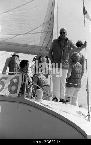 AJAXNETPHOTO. 7 LUGLIO 1979. SOLENT, COWES, INGHILTERRA. - KEEPING LOOKOUT - EDWARD HEATH IN PIEDI LOOKOUT NELLA STERNSHEETS DEL SUO YACHT MATTINA NUVOLA ALL'INIZIO DELLA COWES - DINARD GARA OFFSHORE. PHOTO:JONATHAN EASTLAND/AJAX REF:2790707 18 18 Foto Stock