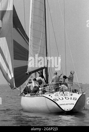 AJAXNETPHOTO. 7 LUGLIO 1979. SOLENT, COWES, INGHILTERRA. - SINGAPORE CUP YACHT - BUGIS ALL'INIZIO DELLA GARA OFFSHORE DI COWES-DINARD. PHOTO:JONATHAN EASTLAND/AJAX REF:2790707 33 7 Foto Stock