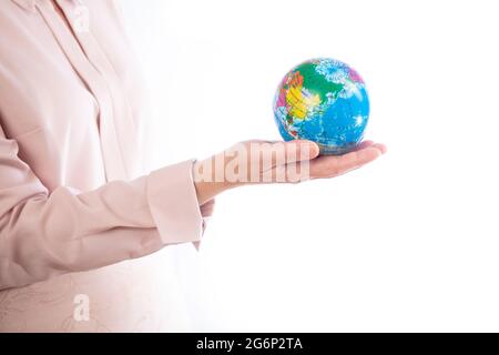 la donna tiene la terra del pianeta in mano su uno sfondo bianco, isolare Foto Stock